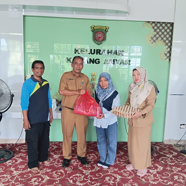 Selasa, 07 Oktober 2025, Kelurahan Karang Anyar menyerahkan bantuan sembako kepada Bapak Ansyori warga jalan Kelapa Gading RT.037 yang terkena dampak musibah longsor.