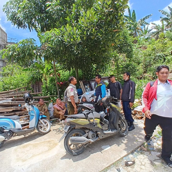 Selasa, 07 Oktober 2025, Kelurahan Karang Anyar mendampingi tim dari BPBD Kota Samarinda terkait bantuan Exsa untuk penanganan Longsor di Jalan Kelapa Gading RT.037
