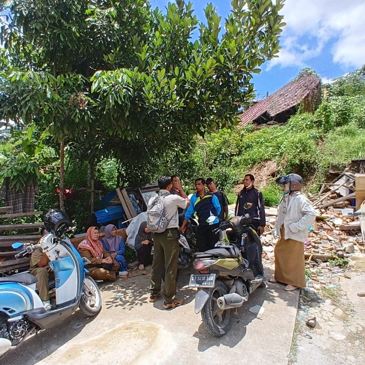 Selasa, 07 Oktober 2025, Kelurahan Karang Anyar mendampingi tim dari BPBD Kota Samarinda terkait bantuan Exsa untuk penanganan Longsor di Jalan Kelapa Gading RT.037
