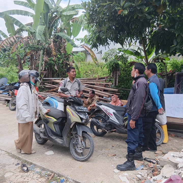 Selasa, 07 Oktober 2025, Kelurahan Karang Anyar mendampingi tim dari BPBD Kota Samarinda terkait bantuan Exsa untuk penanganan Longsor di Jalan Kelapa Gading RT.037