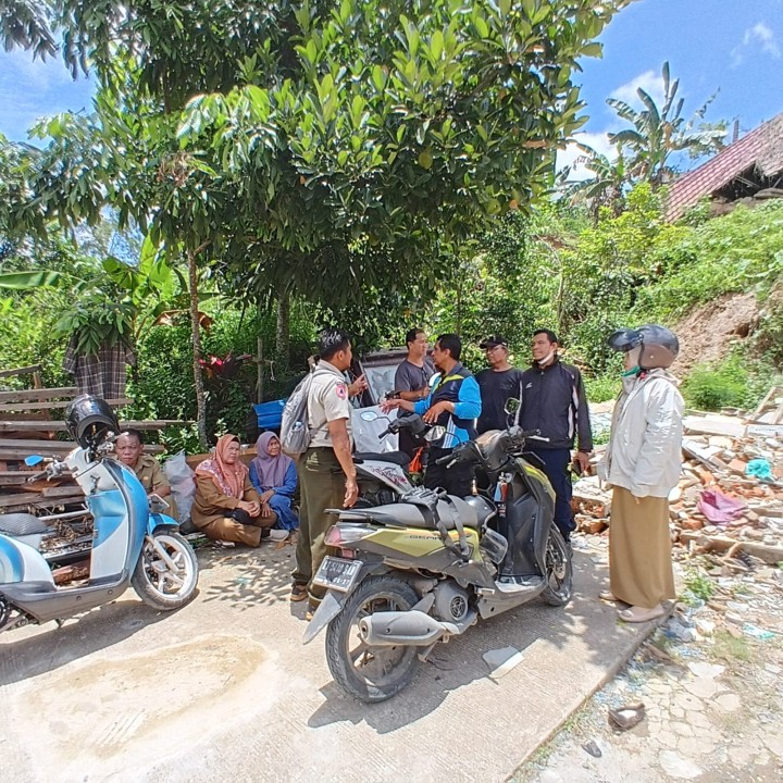 Selasa, 07 Oktober 2025, Kelurahan Karang Anyar mendampingi tim dari BPBD Kota Samarinda terkait bantuan Exsa untuk penanganan Longsor di Jalan Kelapa Gading RT.037