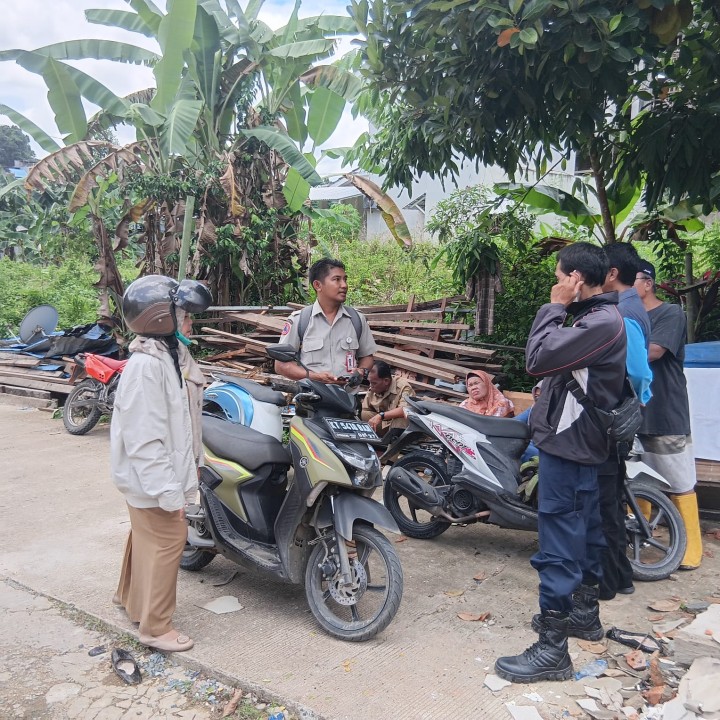 Selasa, 07 Oktober 2025, Kelurahan Karang Anyar mendampingi tim dari BPBD Kota Samarinda terkait bantuan Exsa untuk penanganan Longsor di Jalan Kelapa Gading RT.037
