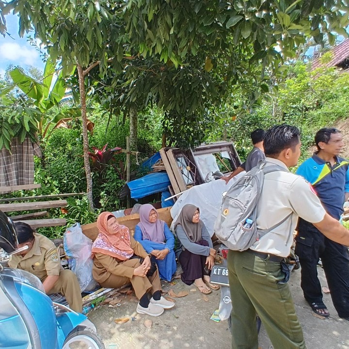 Selasa, 07 Oktober 2025, Kelurahan Karang Anyar mendampingi tim dari BPBD Kota Samarinda terkait bantuan Exsa untuk penanganan Longsor di Jalan Kelapa Gading RT.037