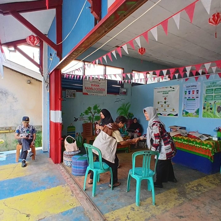 Kamis, 09 Oktober 2025 Kelurahan Karang Anyar mendampingi Tim Penilai Lomba kampung salai melanjutkan penilaian ke BSU Bank Ramli Ceseri Jalan Cendana Gg.11 RT 12 Kel Karang Anyar