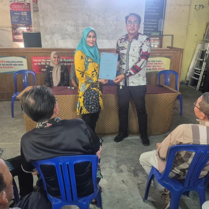 Kamis, 09 Oktober 2025, Acara serah terima jabatan di lingkungan kelurahan karang anyar yang dihadiri jajaran pihak terkait antar lain LPM, FKPM, PKK, Karang taruna, Satlinmas dan pokdarwis Kel. Karang anyar & Hadir pula Camat Sungai Kunjang yang memberikan sambutan pada acara ini serta pejabat lurah sebelumnya yang telah pensiun Bpk. Rusmin Nuryadin