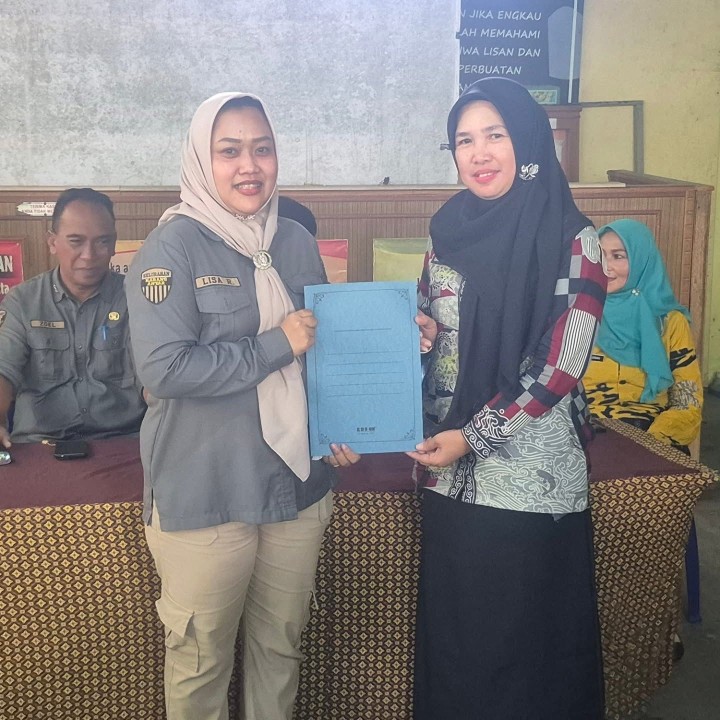 Kamis, 09 Oktober 2025, Acara serah terima jabatan di lingkungan kelurahan karang anyar yang dihadiri jajaran pihak terkait antar lain LPM, FKPM, PKK, Karang taruna, Satlinmas dan pokdarwis Kel. Karang anyar & Hadir pula Camat Sungai Kunjang yang memberikan sambutan pada acara ini serta pejabat lurah sebelumnya yang telah pensiun Bpk. Rusmin Nuryadin