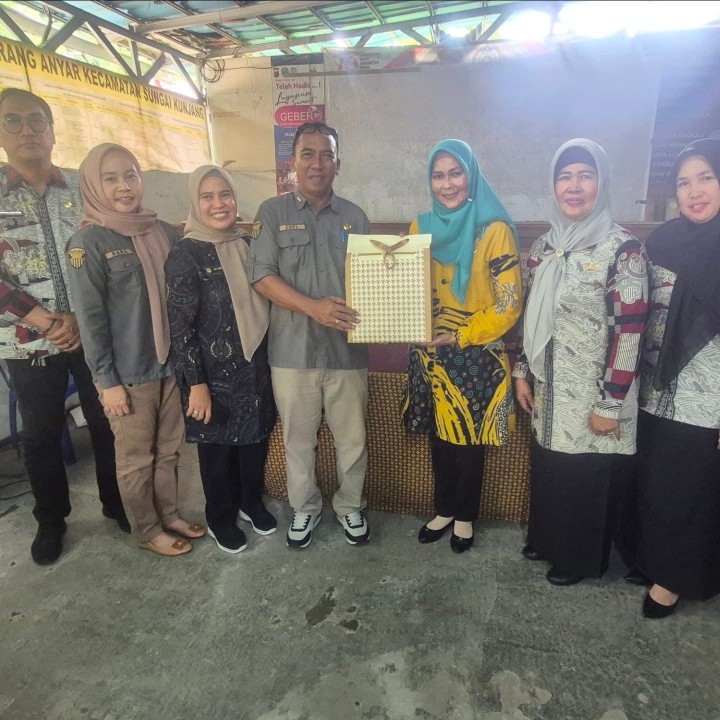 Kamis, 09 Oktober 2025, Acara serah terima jabatan di lingkungan kelurahan karang anyar yang dihadiri jajaran pihak terkait antar lain LPM, FKPM, PKK, Karang taruna, Satlinmas dan pokdarwis Kel. Karang anyar & Hadir pula Camat Sungai Kunjang yang memberikan sambutan pada acara ini serta pejabat lurah sebelumnya yang telah pensiun Bpk. Rusmin Nuryadin