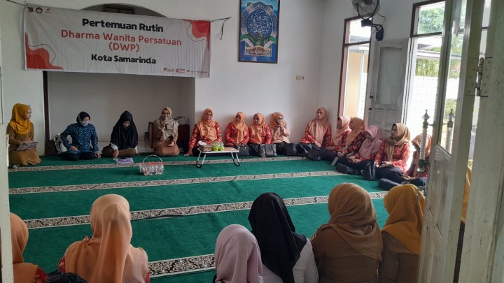 Senin, 13 Oktober 2025, PKK Kelurahan Karang Anyar mengikuti kegiatan Sosialisasi Cerdas Terampil Dalam Dunia Persampahan yang dilaksanakan oleh Dharma Wanita Persatuan Kota Samarinda di Aula Kantor Kecamatan Sungai Kunjang.