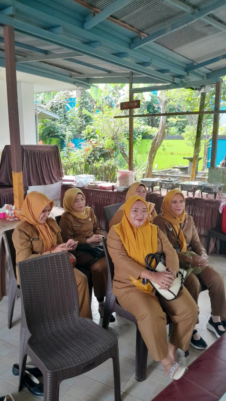 Senin, 13 Oktober 2025, PKK Kelurahan Karang Anyar mengikuti kegiatan Sosialisasi Cerdas Terampil Dalam Dunia Persampahan yang dilaksanakan oleh Dharma Wanita Persatuan Kota Samarinda di Aula Kantor Kecamatan Sungai Kunjang.