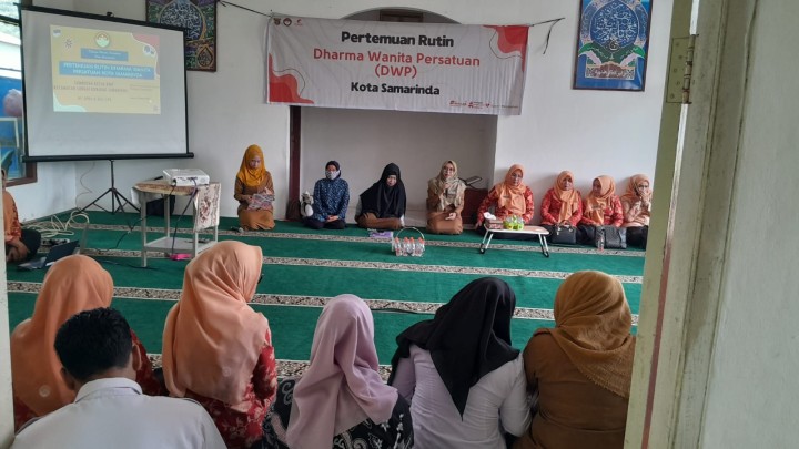 Senin, 13 Oktober 2025, PKK Kelurahan Karang Anyar mengikuti kegiatan Sosialisasi Cerdas Terampil Dalam Dunia Persampahan yang dilaksanakan oleh Dharma Wanita Persatuan Kota Samarinda di Aula Kantor Kecamatan Sungai Kunjang.