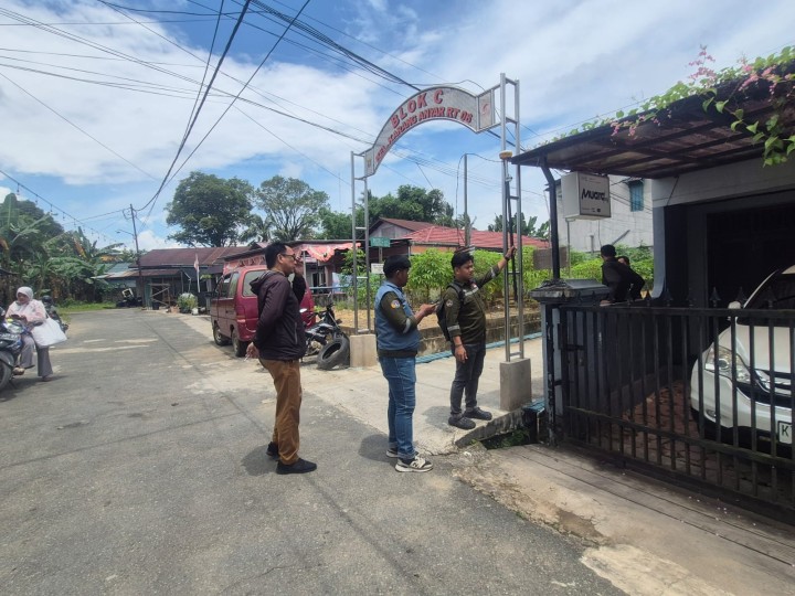 Senin, 13 Oktober 2025, Kelurahan Karang Anyar mendampingi tim Petugas Ukur dari KJSB Yahya terkait pengukuran dan pemetaan Kadastral di Jalan Cendana Gang 4 Blok C37 RT.06 Kel.Karang Anyar.