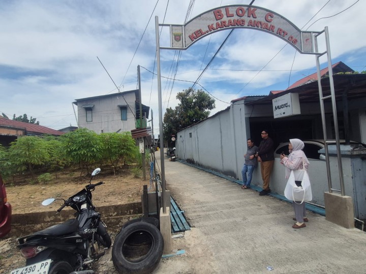 Senin, 13 Oktober 2025, Kelurahan Karang Anyar mendampingi tim Petugas Ukur dari KJSB Yahya terkait pengukuran dan pemetaan Kadastral di Jalan Cendana Gang 4 Blok C37 RT.06 Kel.Karang Anyar.