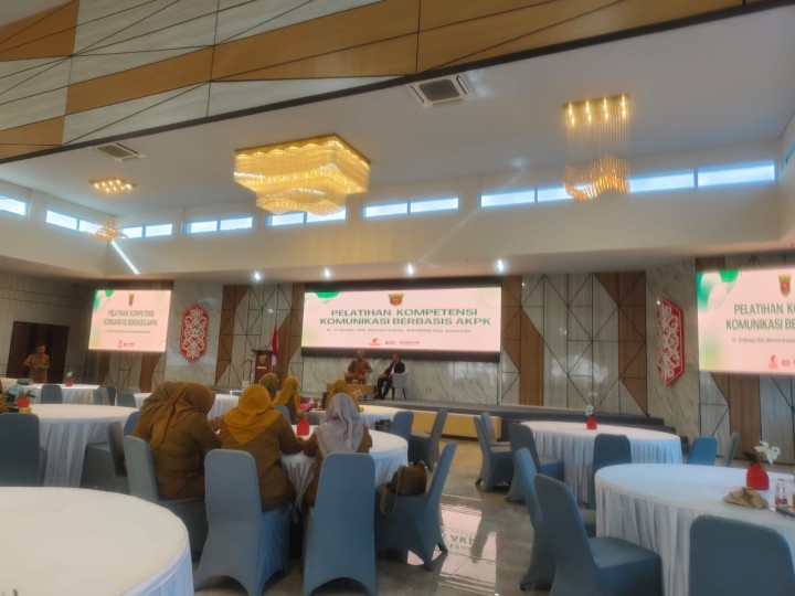 Selasa, 14 Oktober 2025, Lurah Karang Anyar mengikuti pelatihan Kompetensi Komunikasi berbasis AKPK di Ballroom Arutala Bapperida Kota Samarinda.