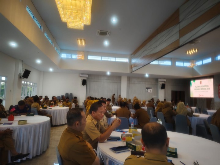 Selasa, 14 Oktober 2025, Lurah Karang Anyar mengikuti pelatihan Kompetensi Komunikasi berbasis AKPK di Ballroom Arutala Bapperida Kota Samarinda.