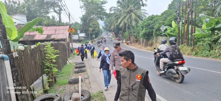 Jumat, 17 Oktober 2025, Kegiatan aksi pungut sampah yang dilaksanakan oleh Kelurahan Karang Anyar, PKK Karang Anyar, FKPM Karang Anyar, Unsur Keamanan dan Ketertiban Karang Anyar di area Jalan MT.Haryono dan Jalan Teuku Umar.