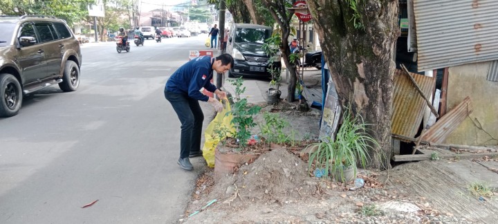 Jumat, 17 Oktober 2025, Kegiatan aksi pungut sampah yang dilaksanakan oleh Kelurahan Karang Anyar, PKK Karang Anyar, FKPM Karang Anyar, Unsur Keamanan dan Ketertiban Karang Anyar di area Jalan MT.Haryono dan Jalan Teuku Umar.