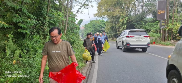 Jumat, 17 Oktober 2025, Kegiatan aksi pungut sampah yang dilaksanakan oleh Kelurahan Karang Anyar, PKK Karang Anyar, FKPM Karang Anyar, Unsur Keamanan dan Ketertiban Karang Anyar di area Jalan MT.Haryono dan Jalan Teuku Umar.