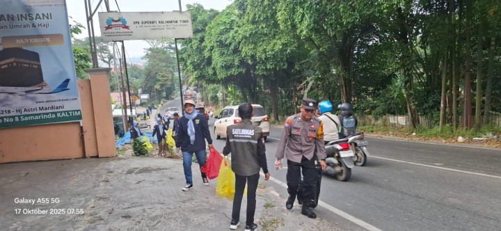 Jumat, 17 Oktober 2025, Kegiatan aksi pungut sampah yang dilaksanakan oleh Kelurahan Karang Anyar, PKK Karang Anyar, FKPM Karang Anyar, Unsur Keamanan dan Ketertiban Karang Anyar di area Jalan MT.Haryono dan Jalan Teuku Umar.