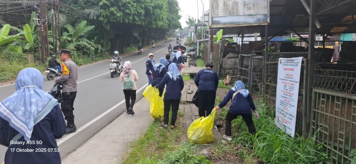 Jumat, 17 Oktober 2025, Kegiatan aksi pungut sampah yang dilaksanakan oleh Kelurahan Karang Anyar, PKK Karang Anyar, FKPM Karang Anyar, Unsur Keamanan dan Ketertiban Karang Anyar di area Jalan MT.Haryono dan Jalan Teuku Umar.
