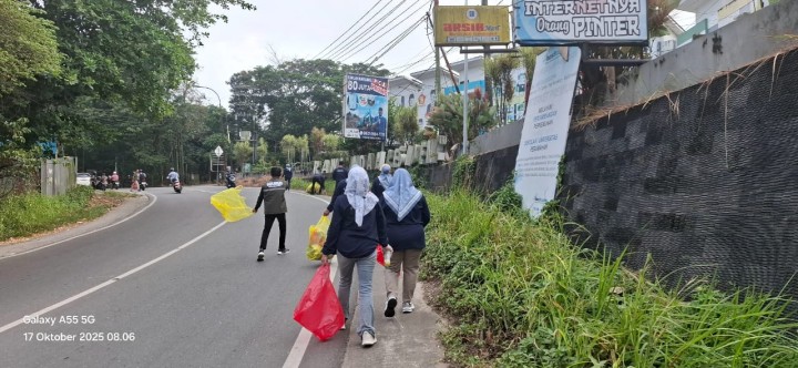 Jumat, 17 Oktober 2025, Kegiatan aksi pungut sampah yang dilaksanakan oleh Kelurahan Karang Anyar, PKK Karang Anyar, FKPM Karang Anyar, Unsur Keamanan dan Ketertiban Karang Anyar di area Jalan MT.Haryono dan Jalan Teuku Umar.
