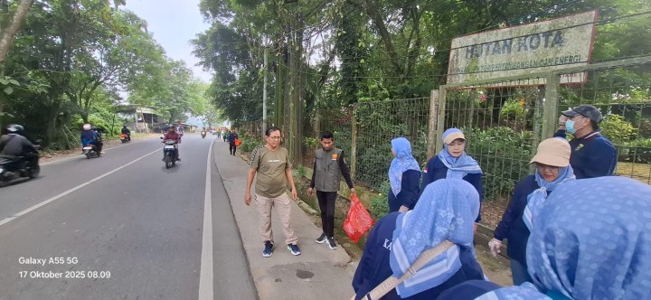 Jumat, 17 Oktober 2025, Kegiatan aksi pungut sampah yang dilaksanakan oleh Kelurahan Karang Anyar, PKK Karang Anyar, FKPM Karang Anyar, Unsur Keamanan dan Ketertiban Karang Anyar di area Jalan MT.Haryono dan Jalan Teuku Umar.