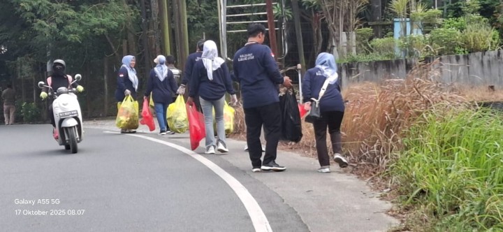 Jumat, 17 Oktober 2025, Kegiatan aksi pungut sampah yang dilaksanakan oleh Kelurahan Karang Anyar, PKK Karang Anyar, FKPM Karang Anyar, Unsur Keamanan dan Ketertiban Karang Anyar di area Jalan MT.Haryono dan Jalan Teuku Umar.