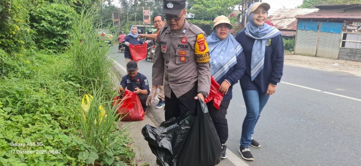 Jumat, 17 Oktober 2025, Kegiatan aksi pungut sampah yang dilaksanakan oleh Kelurahan Karang Anyar, PKK Karang Anyar, FKPM Karang Anyar, Unsur Keamanan dan Ketertiban Karang Anyar di area Jalan MT.Haryono dan Jalan Teuku Umar.