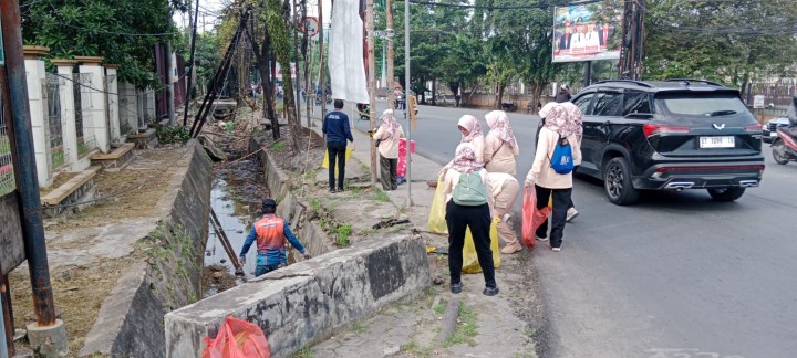 Jumat, 17 Oktober 2025, Kegiatan aksi pungut sampah yang dilaksanakan oleh Kelurahan Karang Anyar, PKK Karang Anyar, FKPM Karang Anyar, Unsur Keamanan dan Ketertiban Karang Anyar di area Jalan MT.Haryono dan Jalan Teuku Umar.