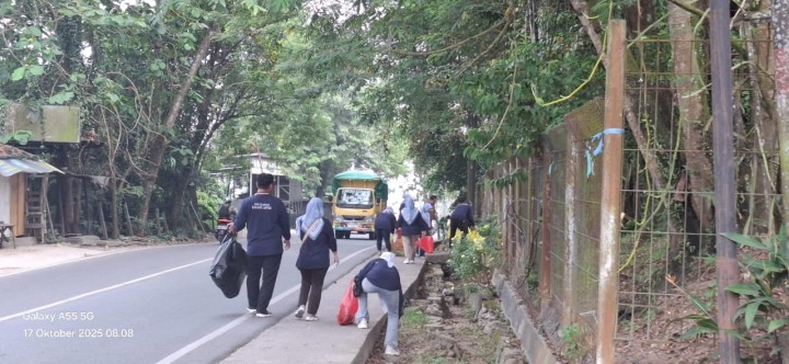 Jumat, 17 Oktober 2025, Kegiatan aksi pungut sampah yang dilaksanakan oleh Kelurahan Karang Anyar, PKK Karang Anyar, FKPM Karang Anyar, Unsur Keamanan dan Ketertiban Karang Anyar di area Jalan MT.Haryono dan Jalan Teuku Umar.
