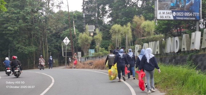 Jumat, 17 Oktober 2025, Kegiatan aksi pungut sampah yang dilaksanakan oleh Kelurahan Karang Anyar, PKK Karang Anyar, FKPM Karang Anyar, Unsur Keamanan dan Ketertiban Karang Anyar di area Jalan MT.Haryono dan Jalan Teuku Umar.