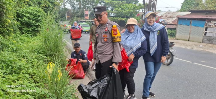 Jumat, 17 Oktober 2025, Kegiatan aksi pungut sampah yang dilaksanakan oleh Kelurahan Karang Anyar, PKK Karang Anyar, FKPM Karang Anyar, Unsur Keamanan dan Ketertiban Karang Anyar di area Jalan MT.Haryono dan Jalan Teuku Umar.