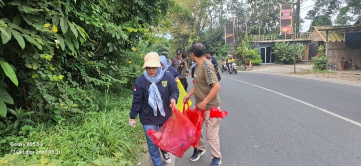 Jumat, 17 Oktober 2025, Kegiatan aksi pungut sampah yang dilaksanakan oleh Kelurahan Karang Anyar, PKK Karang Anyar, FKPM Karang Anyar, Unsur Keamanan dan Ketertiban Karang Anyar di area Jalan MT.Haryono dan Jalan Teuku Umar.