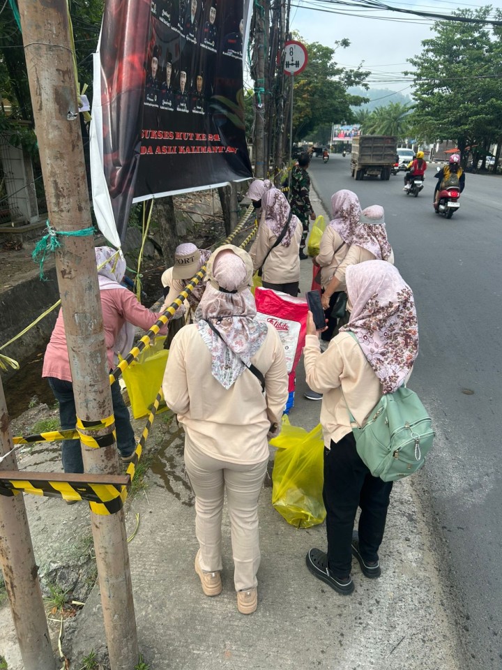 Jumat, 17 Oktober 2025, Kegiatan aksi pungut sampah yang dilaksanakan oleh Kelurahan Karang Anyar, PKK Karang Anyar, FKPM Karang Anyar, Unsur Keamanan dan Ketertiban Karang Anyar di area Jalan MT.Haryono dan Jalan Teuku Umar.