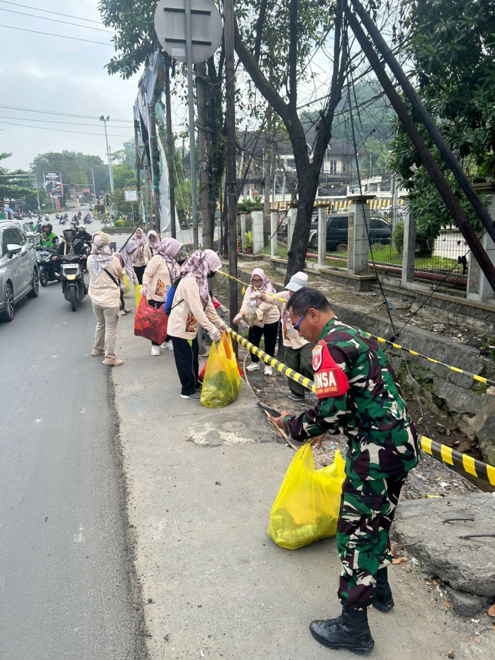 Jumat, 17 Oktober 2025, Kegiatan aksi pungut sampah yang dilaksanakan oleh Kelurahan Karang Anyar, PKK Karang Anyar, FKPM Karang Anyar, Unsur Keamanan dan Ketertiban Karang Anyar di area Jalan MT.Haryono dan Jalan Teuku Umar.
