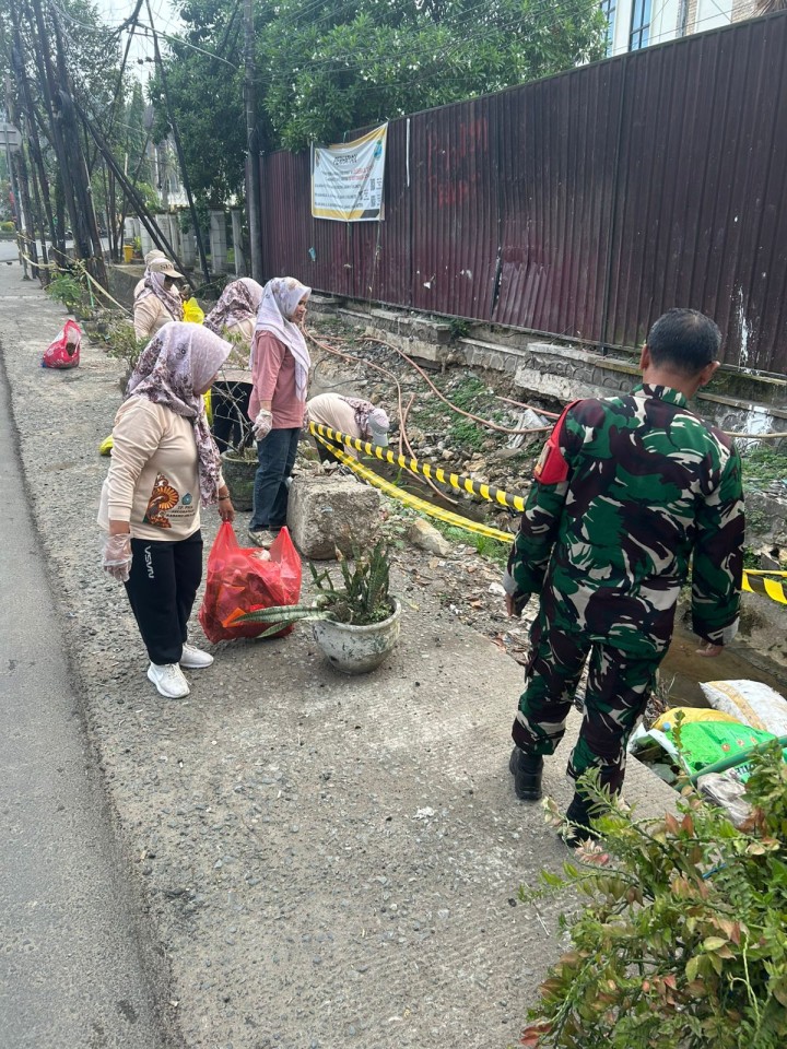 Jumat, 17 Oktober 2025, Kegiatan aksi pungut sampah yang dilaksanakan oleh Kelurahan Karang Anyar, PKK Karang Anyar, FKPM Karang Anyar, Unsur Keamanan dan Ketertiban Karang Anyar di area Jalan MT.Haryono dan Jalan Teuku Umar.