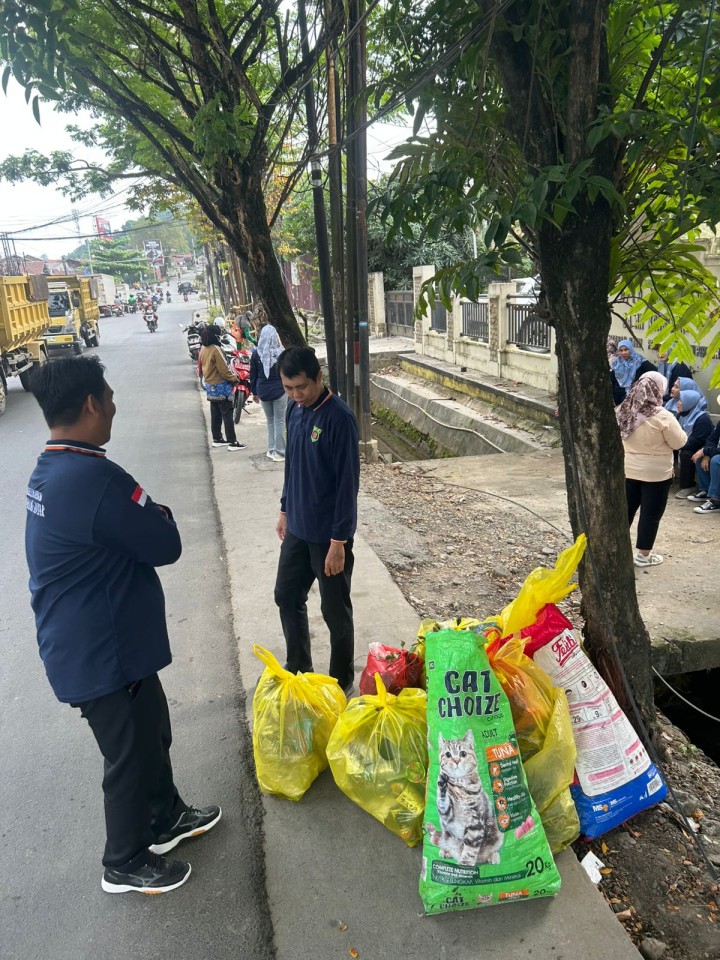 Jumat, 17 Oktober 2025, Kegiatan aksi pungut sampah yang dilaksanakan oleh Kelurahan Karang Anyar, PKK Karang Anyar, FKPM Karang Anyar, Unsur Keamanan dan Ketertiban Karang Anyar di area Jalan MT.Haryono dan Jalan Teuku Umar.