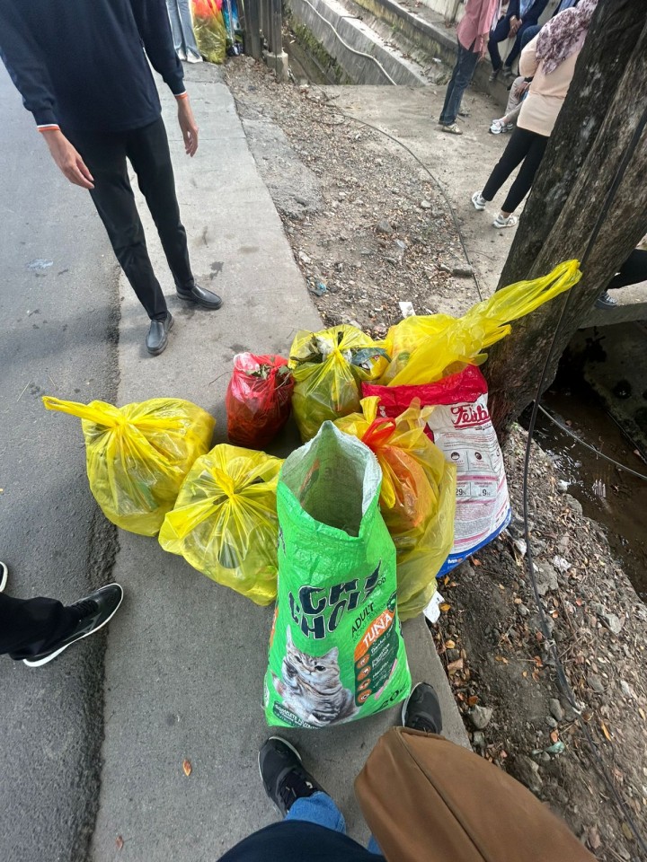 Jumat, 17 Oktober 2025, Kegiatan aksi pungut sampah yang dilaksanakan oleh Kelurahan Karang Anyar, PKK Karang Anyar, FKPM Karang Anyar, Unsur Keamanan dan Ketertiban Karang Anyar di area Jalan MT.Haryono dan Jalan Teuku Umar.