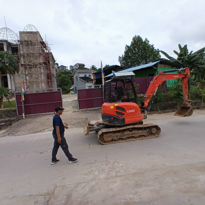 Jumat, 17 Oktober 2025, Kelurahan Karang Anyar mengawasi koordinasi antara tim BPBD dengan warga dan ketua RT.037 terkait pembuatan jalur drainase di Jalan Kelapa Gading.