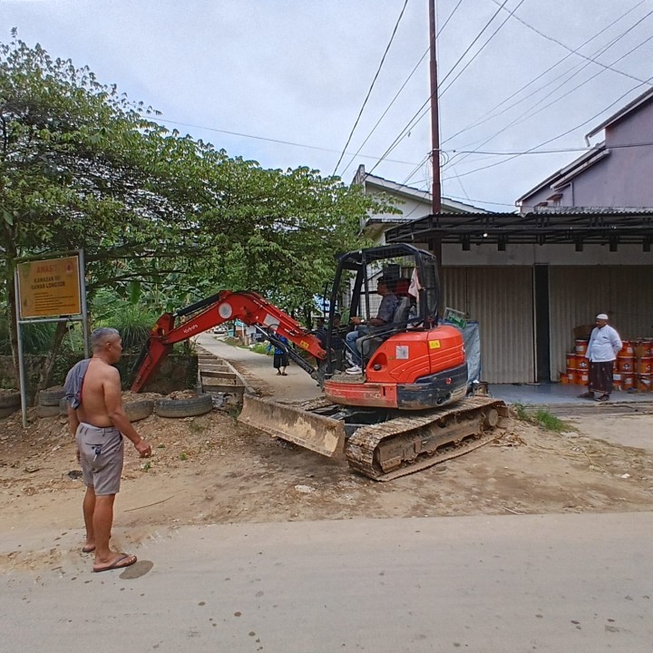 Jumat, 17 Oktober 2025, Kelurahan Karang Anyar mengawasi koordinasi antara tim BPBD dengan warga dan ketua RT.037 terkait pembuatan jalur drainase di Jalan Kelapa Gading.