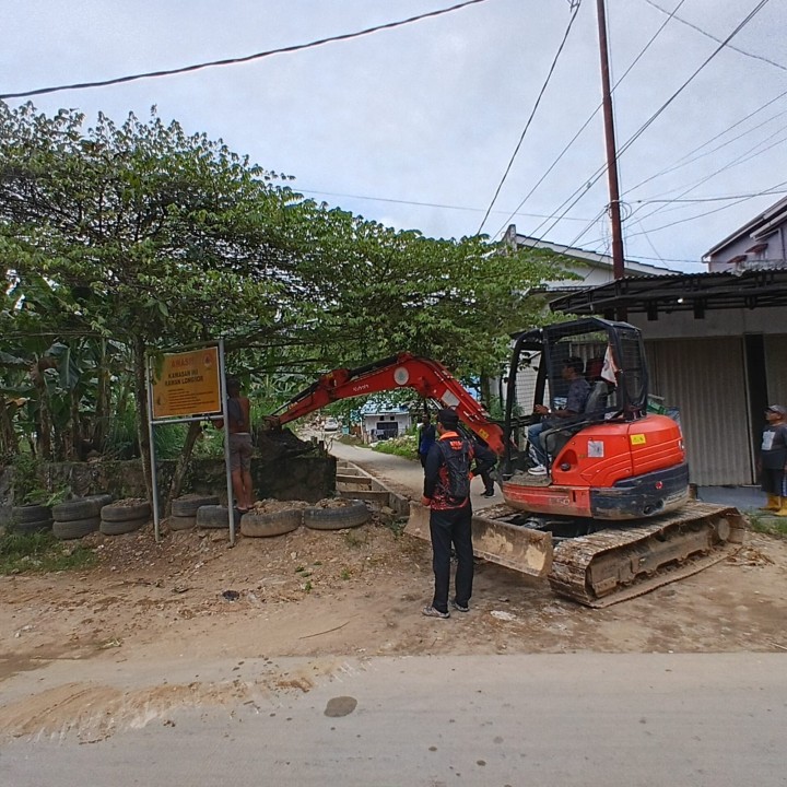 Jumat, 17 Oktober 2025, Kelurahan Karang Anyar mengawasi koordinasi antara tim BPBD dengan warga dan ketua RT.037 terkait pembuatan jalur drainase di Jalan Kelapa Gading.