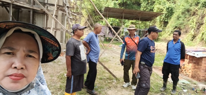 Jumat, 17 Oktober 2025, Kelurahan Karang Anyar mengawasi koordinasi antara tim BPBD dengan warga dan ketua RT.037 terkait pembuatan jalur drainase di Jalan Kelapa Gading.