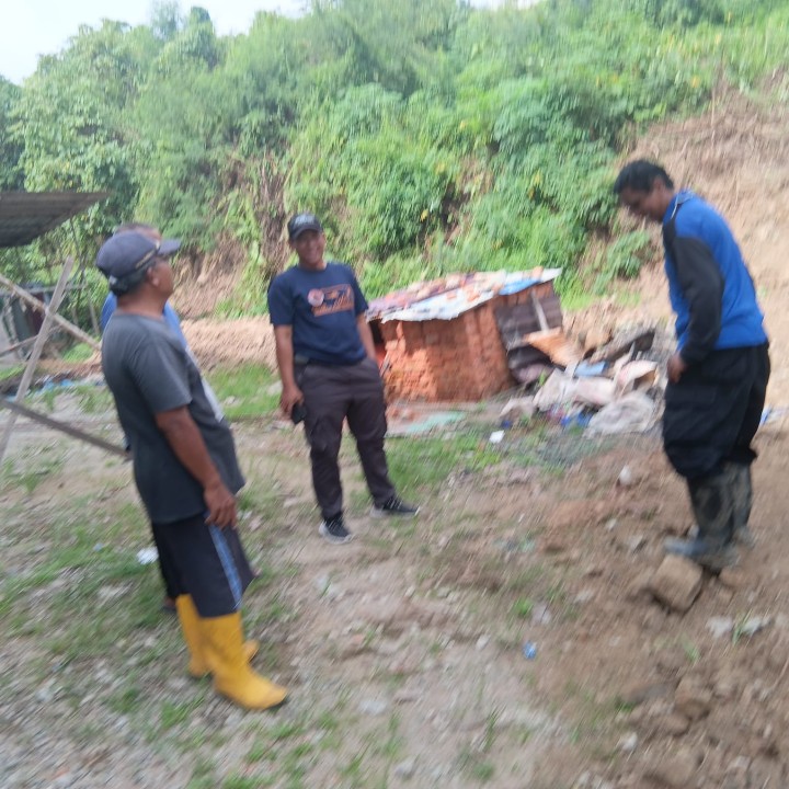 Jumat, 17 Oktober 2025, Kelurahan Karang Anyar mengawasi koordinasi antara tim BPBD dengan warga dan ketua RT.037 terkait pembuatan jalur drainase di Jalan Kelapa Gading.