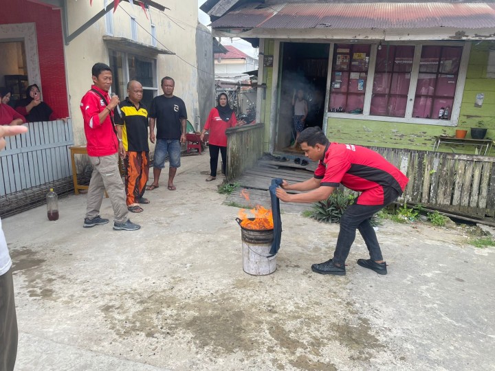 Jumat, 17 Oktober 2025, Kelurahan Karang Anyar menghadiri kegiatan Ketentraman , Ketertiban Umum dan Perlindungan masyarakat berupa Sosialisasi Pemadam Kebakaran di RT.017,028,033 dalam rangkaian kegiatan Probebaya bidang Pemberdayaan Masyarakat tahun 2025.