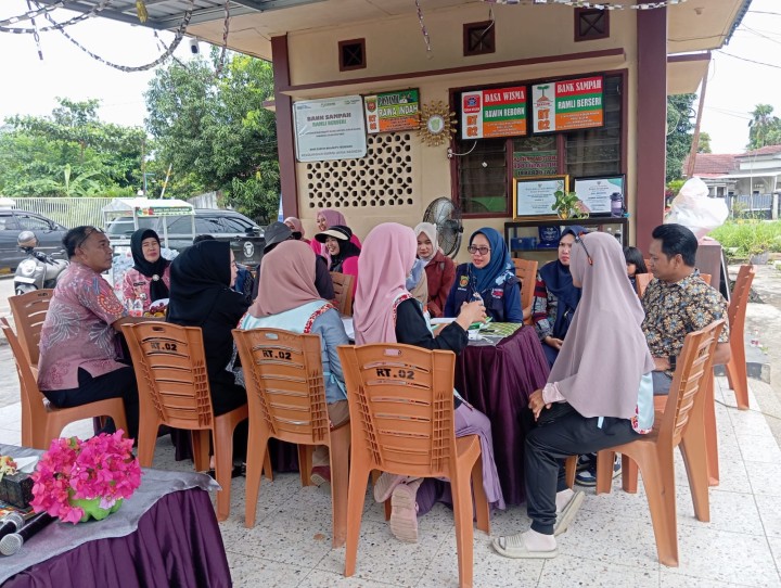 Kamis, 23 Oktober 2024, Kelurahan Karang Anyar mendampingi Tim Penilai Kampung Salai di Bank Ramli Berseri RT 02 Jalan MT.Haryono Perum Pemda Samarinda.