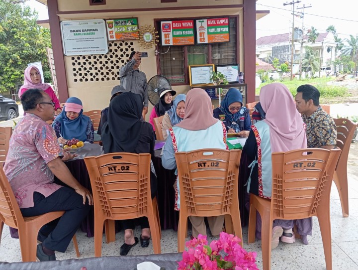 Kamis, 23 Oktober 2024, Kelurahan Karang Anyar mendampingi Tim Penilai Kampung Salai di Bank Ramli Berseri RT 02 Jalan MT.Haryono Perum Pemda Samarinda.