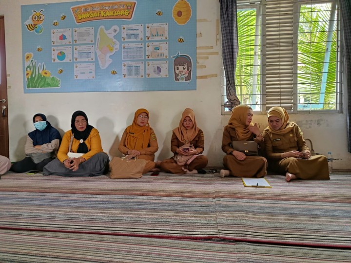 Senin, 27 Oktober 2025, Kelurahan Karang Anyar menghadiri evaluasi program genting dan penyerahan operasional kader genting mewakili Kasi Kesra, di Balai Penyuluh Kec. Sungai Kunjang.