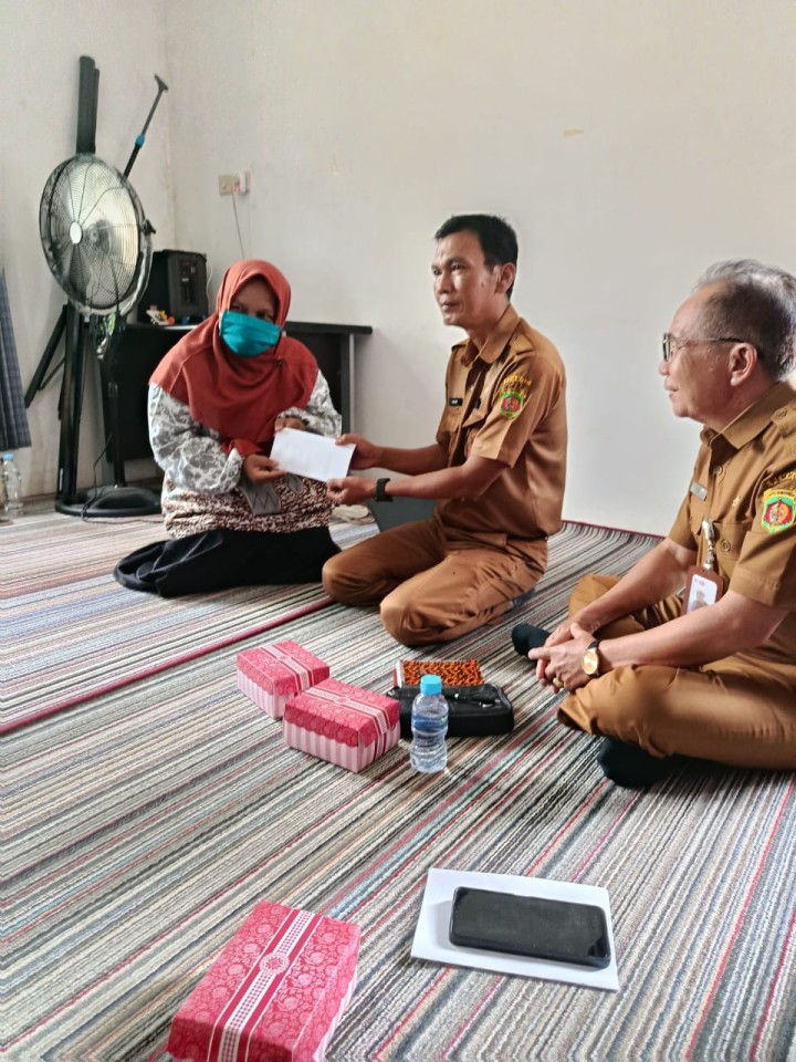 Senin, 27 Oktober 2025, Kelurahan Karang Anyar menghadiri evaluasi program genting dan penyerahan operasional kader genting mewakili Kasi Kesra, di Balai Penyuluh Kec. Sungai Kunjang.