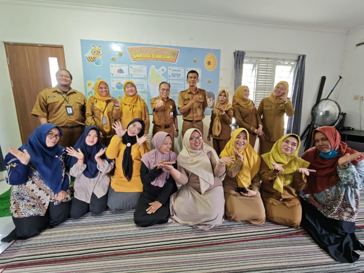 Senin, 27 Oktober 2025, Kelurahan Karang Anyar menghadiri evaluasi program genting dan penyerahan operasional kader genting mewakili Kasi Kesra, di Balai Penyuluh Kec. Sungai Kunjang.