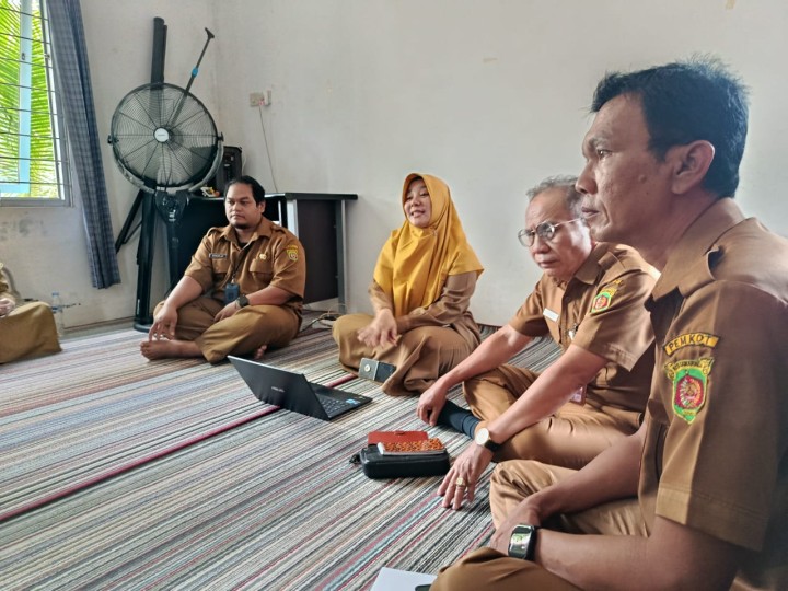 Senin, 27 Oktober 2025, Kelurahan Karang Anyar menghadiri evaluasi program genting dan penyerahan operasional kader genting mewakili Kasi Kesra, di Balai Penyuluh Kec. Sungai Kunjang.
