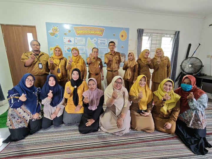 Senin, 27 Oktober 2025, Kelurahan Karang Anyar menghadiri evaluasi program genting dan penyerahan operasional kader genting mewakili Kasi Kesra, di Balai Penyuluh Kec. Sungai Kunjang.